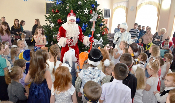 Дети сотрудников «Росводоканал Оренбург» станцевали макарену с Фунтиком и «зажгли» новогоднюю ёлку 