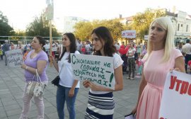 В Оренбурге на митинг вышли более 200 родителей-активистов