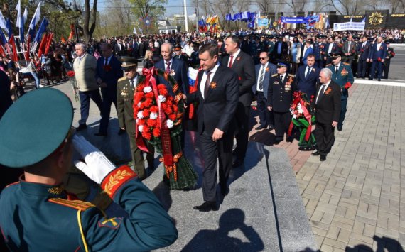 В Оренбурге прошли торжественно-траурные церемонии по возложению цветов к Вечному огню